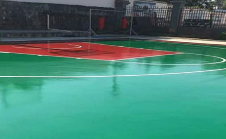 来宾篮球场翻新地面